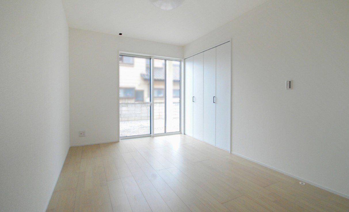 上田市上野　中古戸建の洋室|全居室収納備え付けで室内もスッキリ片付きます
