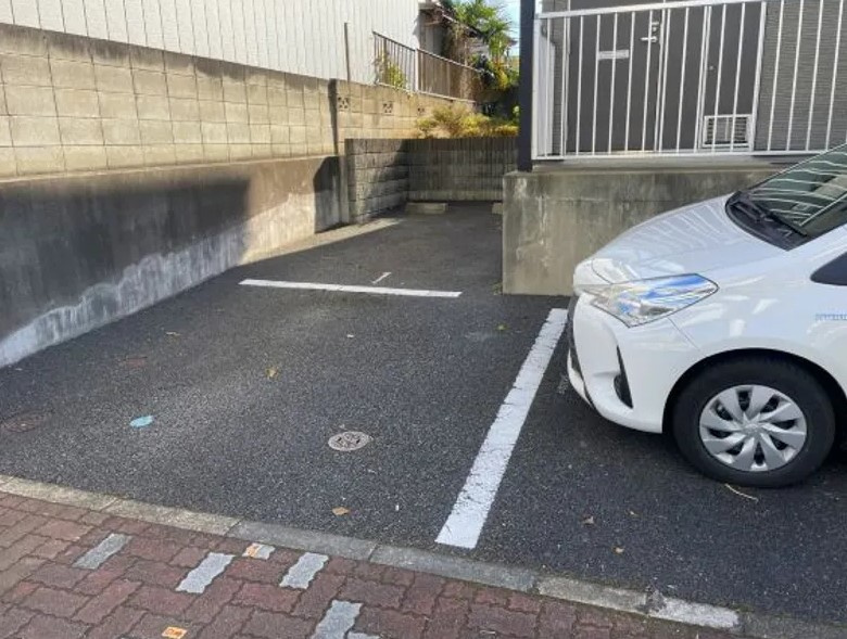 レオパレスメゾン若葉台の駐車場