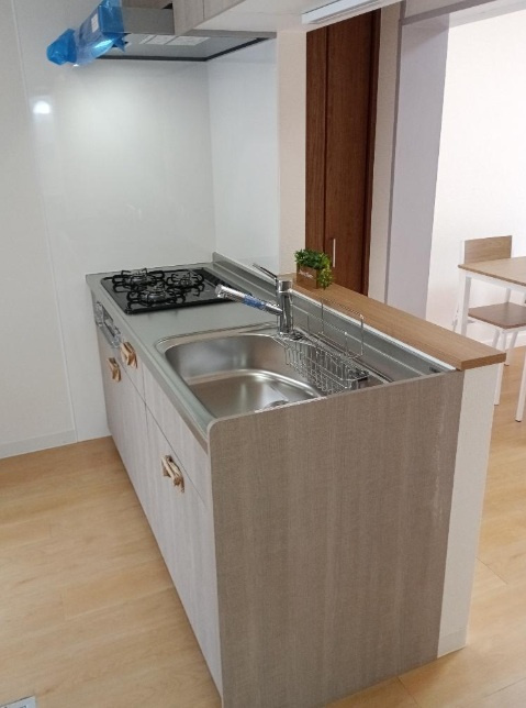 山手台4丁目のキッチン|機能性とデザイン性を兼ね備えたシステムキッチン。収納も豊富で片付けやすく、料理が楽しくなる快適空間。毎日の家事がもっとスムーズになります。