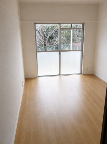 山手台4丁目の洋室|飾りすぎない標準仕様の洋室は、片付けやすく暮らしやすい設計。自分好みのインテリアで自由にコーディネート可能です。
