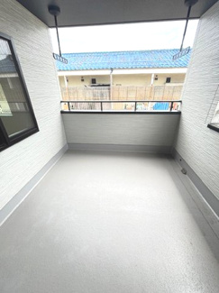 【バルコニー】 | 佐伯区皆賀4丁目【五日市駅】No３ | 洋室から出入りできるインナーバルコニー。軒が出ているため、突然の雨でも洗濯物が濡れにくく安心です。外からの視線も適度に遮られる設計になっており、プライバシーを保ちながら干すことができます。