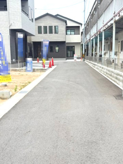【前面道路含む現地写真】 | 佐伯区皆賀4丁目【五日市駅】No３ | 前面道路から奥まった位置に佇むため、通行人の視線が届きにくくプライバシーを保ちやすい立地です。幅員約4.2mの東側私道に接しており、落ち着いた住環境が保たれています。