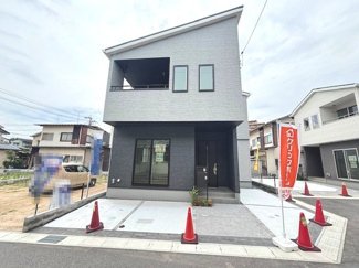 【外観】 | 佐伯区皆賀4丁目【五日市駅】No３ | スタイリッシュな片流れ屋根が目を引く外観。2階部分には、外からの視線を遮りつつ、光や風を採り込めるインナーバルコニー仕様のスペースを設けています。