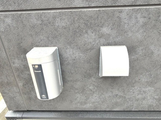 【設備】 | 佐伯区皆賀4丁目【五日市駅】No３ | 屋外に設置された電気自動車（EV・PHEV）充電用の200Vコンセントです。将来的な車の買い替えにも柔軟に対応します。