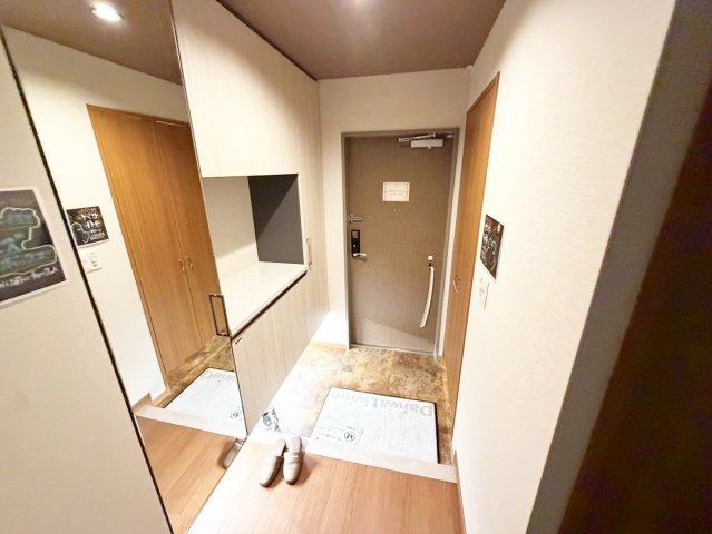 吹田市広芝町の賃貸マンションの玄関