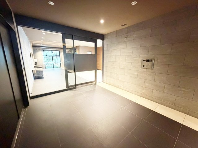 吹田市広芝町の賃貸マンションのエントランス