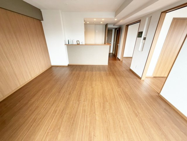 吹田市広芝町の賃貸マンションの居間・リビング