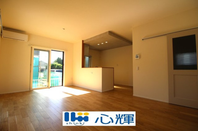 【居間・リビング】 | ONEHOUSE宇部市厚南北３丁目（１号地） | 家族が集う開放的な自由空間。季節ごとに壁飾りや家具の配置を変えて楽しんでみるのはいかがですか。