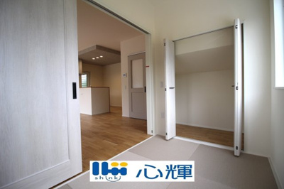 【居間・リビング】 | ONEHOUSE宇部市厚南北３丁目（１号地） | リビングから続く洋室はゲストルームとしても使用できます。


