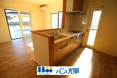 【キッチン】 | ONEHOUSE宇部市厚南北３丁目（１号地） | ご家族との会話を楽しみながら家事が出来る対面キッチン。バックスペースは充分な広さを確保しています。