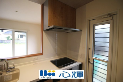 【キッチン】 | ONEHOUSE宇部市厚南北３丁目（１号地） | 最新タイプのレンジフードは吸引性能も良好！お手入れも簡単です。