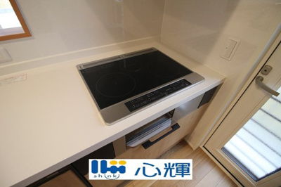 【キッチン】 | ONEHOUSE宇部市厚南北３丁目（１号地） | ＩＨクッキングヒーターです。火を使わないので万が一の時も安心。ガス漏れの心配もありません。