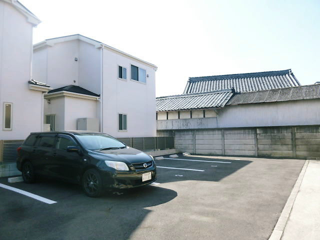 リバースの駐車場