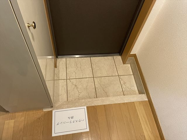スカイコート市ヶ谷柳町の玄関