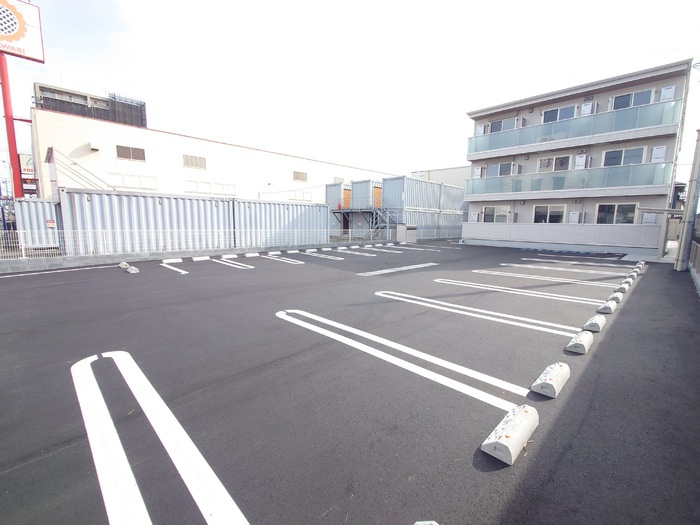 ウィステリアの駐車場
