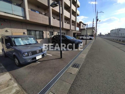 【駐車場】 | プレコート上鳥羽 | 車をお持ちの方に嬉しい駐車場付きの物件です