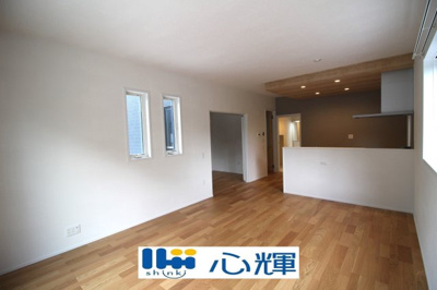 【居間・リビング】 | サンコート宇部市厚南北3丁目（２号地） | 家族の笑顔が集まる空間。居室のサッシはペアガラスを採用、高い断熱性による省エネと結露対策に有効です。