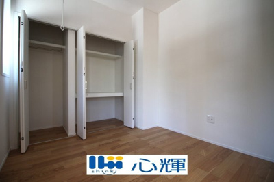 【居間・リビング】 | サンコート宇部市厚南北3丁目（２号地） | リビングから続く洋室はゲストルームとしても使用できます。


