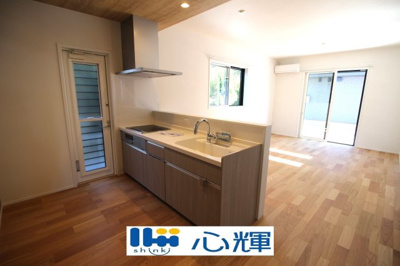 【キッチン】 | サンコート宇部市厚南北3丁目（２号地） | ご家族との会話を楽しみながら家事が出来る対面キッチン。バックスペースは充分な広さを確保しています。