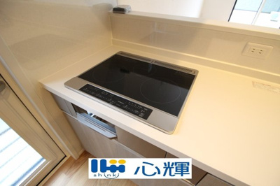 【キッチン】 | サンコート宇部市厚南北3丁目（２号地） | ＩＨクッキングヒーターです。火を使わないので万が一の時も安心。ガス漏れの心配もありません。