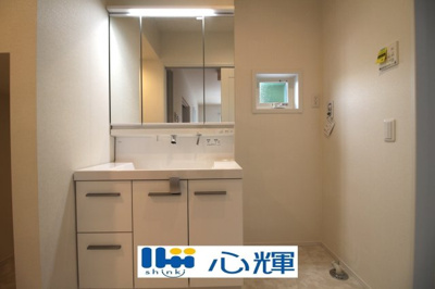 【独立洗面台】 | サンコート宇部市厚南北3丁目（２号地） | 大きくて見やすく清潔感ある洗面台。収納も多く、コスメ等もスッキリと仕舞えます。