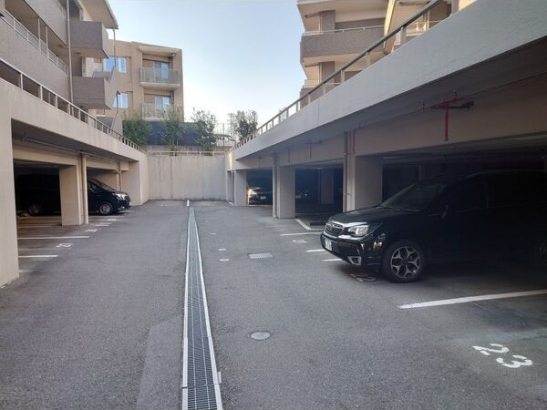 アイユー八事の駐車場
