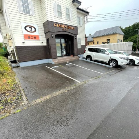 ガーデンヒルズの駐車場