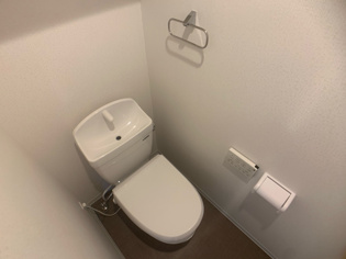 温水洗浄便座付きのトイレです♪
