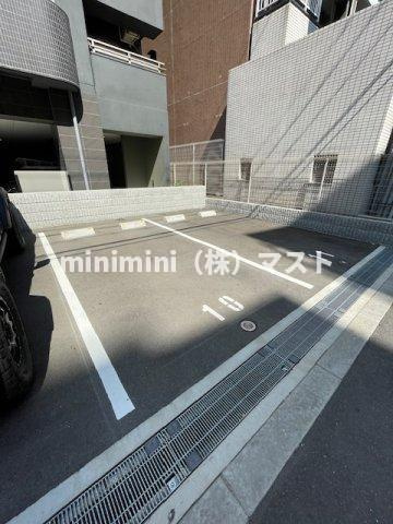 セレニテ難波グランデシュッドの駐車場
