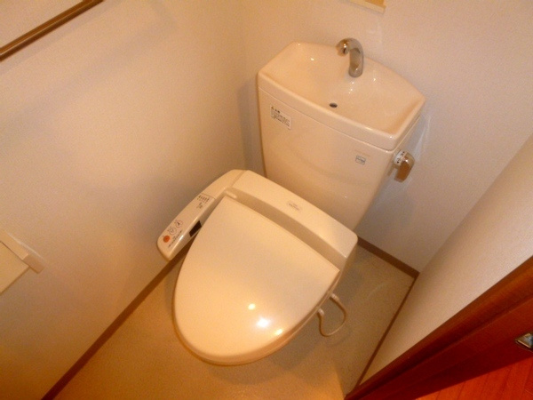 温水洗浄便座付きのトイレです♪