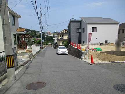 広島市西区己斐上２丁目の前面道路含む現地写真