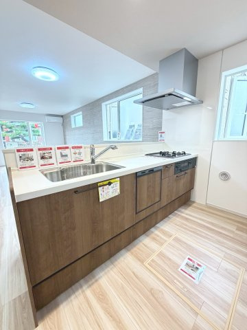 【新築戸建】札幌市白石区北郷3条3丁目1棟のキッチン|広々システムキッチンは、シンク・調理部分だけではなく、小物から大きな調理器具まで収納でき、出し入れもスムーズな収納充実プランを採用。床下収納あり。食洗器付！