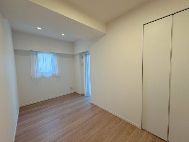 プレシス府中リヴェスタの洋室|サービスルーム5.6帖です。こちらのお部屋からもサービスバルコニーにでることができます。