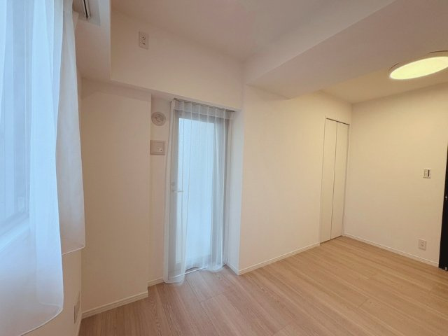 プレシス府中リヴェスタの洋室|各部屋に窓が2つあり、明るいです。