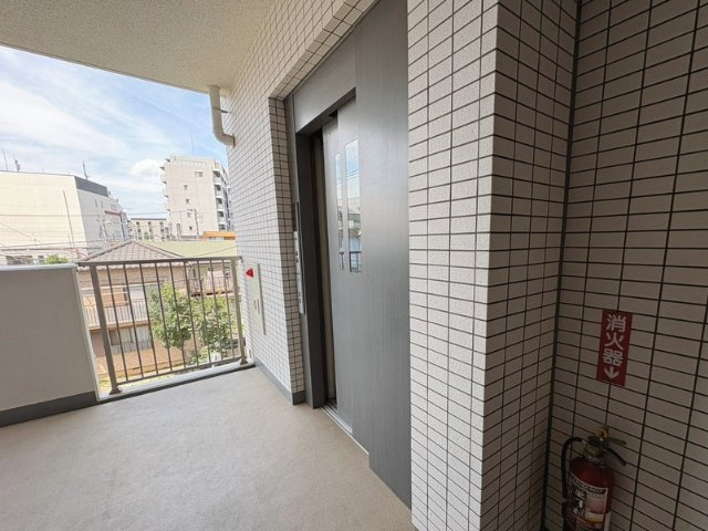 プレシス府中リヴェスタの玄関|玄関の隣がエレベーターで便利です。