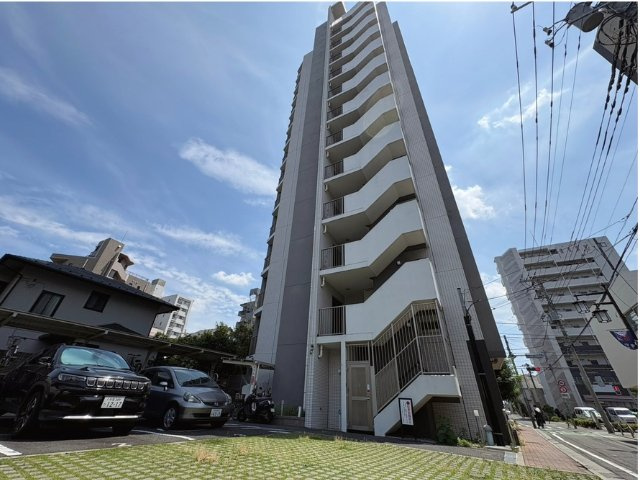 プレシス府中リヴェスタの外観|マンションの裏側です。駐車場・駐輪場・ペット足洗い場があります。