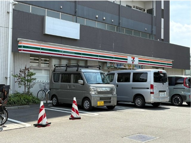 プレシス府中リヴェスタの周辺|マンションの向かいにコンビニ（セブンイレブン）があります。