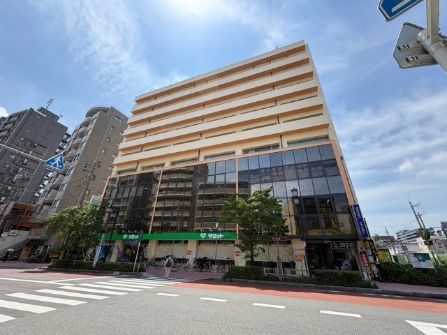 プレシス府中リヴェスタの外観|駅の向かいにスーパー（サミット）がありお買い物も便利です。