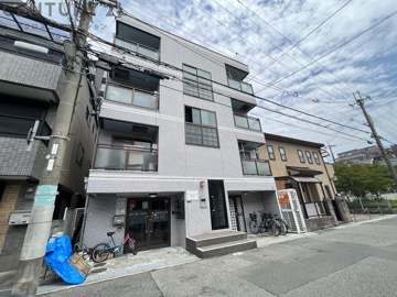 オートロックで外部の人間が簡単に出入りできないため安心です。