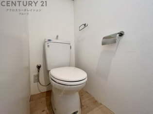 シンプルで掃除のしやすいトイレです♪
