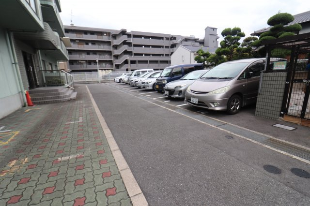 グリーン平尾の駐車場