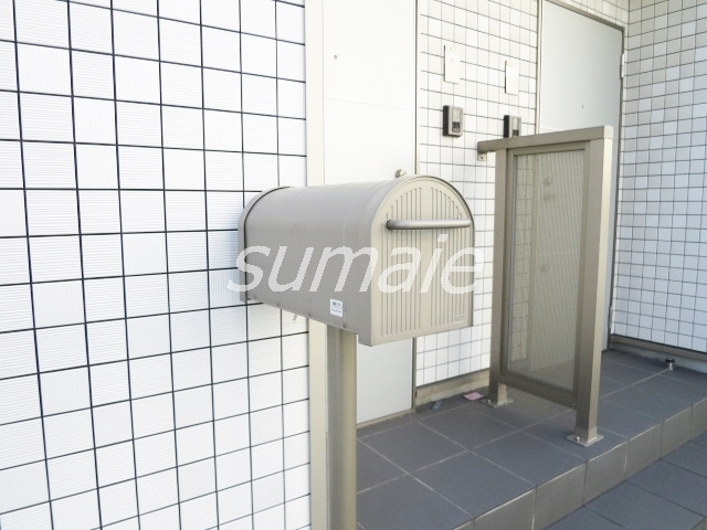 ロサ・テラスのその他共用部分|各部屋の前にポストがあります♪