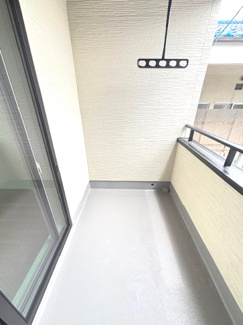 【バルコニー】 | 佐伯区皆賀4丁目【五日市駅】No5 | 主寝室から出入りできるバルコニー。物干し金物が標準装備されており、軒が深く設計されているため、突然の雨でも洗濯物が濡れにくく、日々のお洗濯を快適に行えます。
