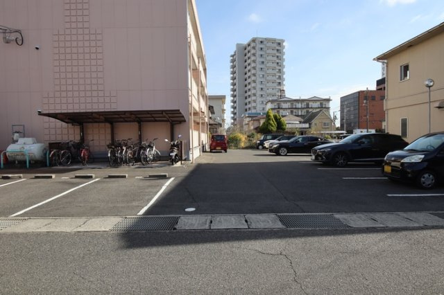 ドミール末広の駐車場