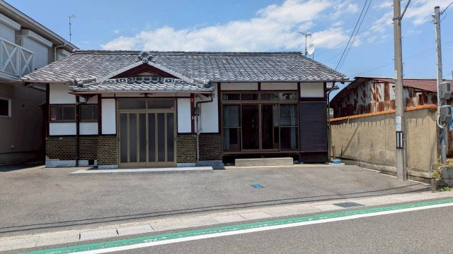 野洲市西河原の店舗事務所の駐車場