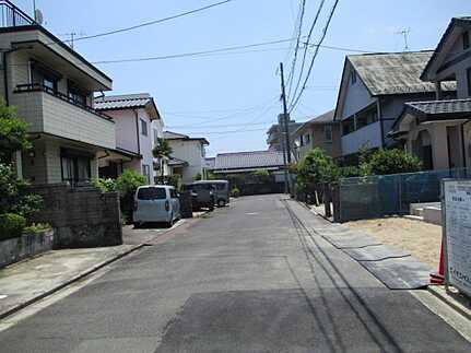 佐伯区五日市中央３丁目の前面道路含む現地写真