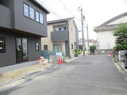 佐伯区五日市中央３丁目の前面道路含む現地写真