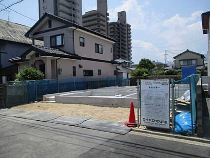 佐伯区五日市中央３丁目の前面道路含む現地写真