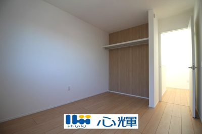 【洋室】 | サンコート宇部市厚南北２丁目（６号地） | 住まう方でカスタマイズして頂けるシンプルなデザインの内装。ご自身で素敵な空間を創り上げられます。