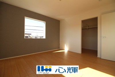 【洋室】 | サンコート宇部市厚南北２丁目（６号地） | 沢山の陽の光が入る明るい室内。収納たっぷりなのでお荷物の多いご家庭でもすっきりと収納出来ます。
